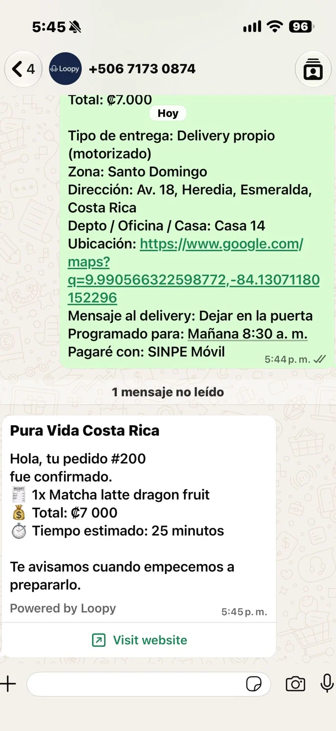 iPhone con el chat de WhatsApp: el pedido del cliente y la plantilla de confirmación aprobada por Meta, con el total y el tiempo estimado